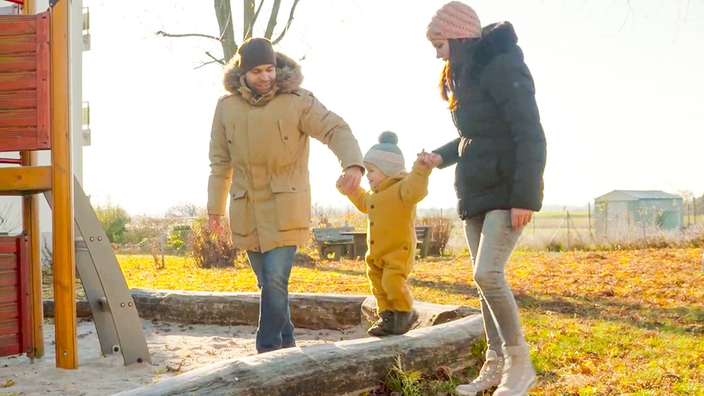 DEBATIN Famille sur l'aire de jeux avec enfant