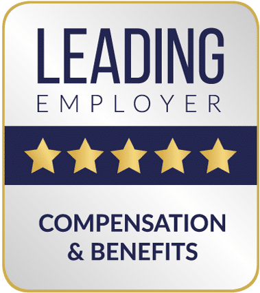 Récompense avec une bordure dorée et un fond argenté. En haut, "LEADING EMPLOYER" en texte bleu foncé. En dessous, une barre bleu foncé avec cinq étoiles dorées. En bas, l'inscription noire "COMPENSATION & BENEFITS".