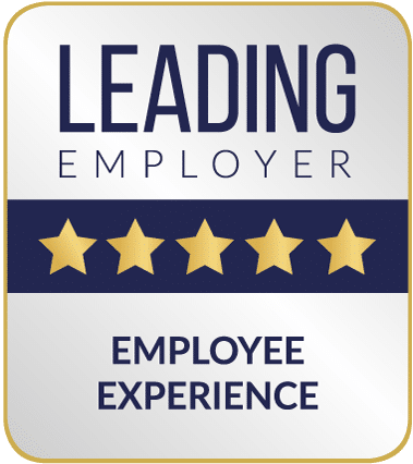 Récompense avec une bordure dorée et un fond argenté. En haut, "LEADING EMPLOYER" en texte bleu foncé. En dessous, une barre bleu foncé avec cinq étoiles dorées. En bas, l'inscription noire "EMPLOYEE EXPERIENCE".