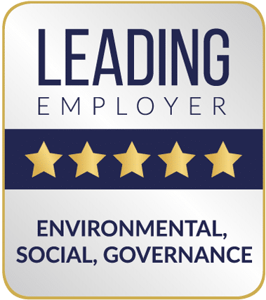 Récompense avec une bordure dorée et un fond argenté. En haut, "LEADING EMPLOYER" en texte bleu foncé. En dessous, une barre bleu foncé avec cinq étoiles dorées. En bas, l'inscription noire "ENVIRONMENTAL, SOCIAL, GOVERNANCE".